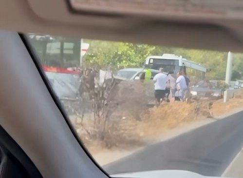 Makina elektrike “i ngjitet” nga pas autobusit