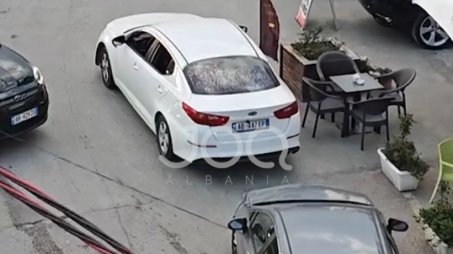 Makina e ndaluar në mes të rrugës&hellip;