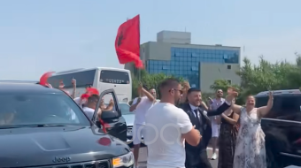 Dasmorët festojnë në mes të autostradës: Gëzim&hellip;