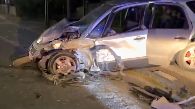 Përplasen “kokë më kokë” dy automjete, 4&hellip;