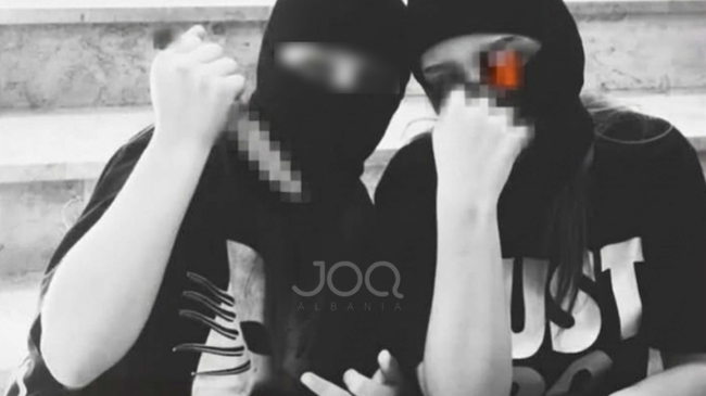 Kur adoleshentet pozojnë me thika e doreza&hellip;