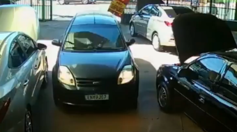 Makina përplaset dhe përfundon “e parkuar” mes&hellip;