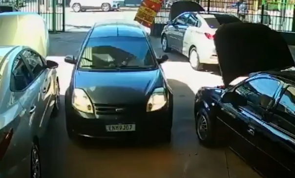 Makina përplaset dhe përfundon “e parkuar” mes&hellip;