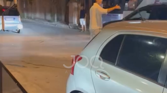 Turisti i huaj lë pushimet dhe zbret&hellip;