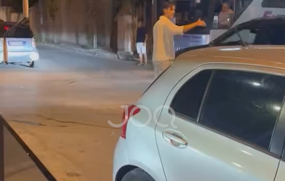 Turisti i huaj lë pushimet dhe zbret&hellip;
