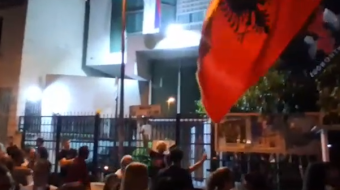 “Zelensky, Zelensky, f*ck you,” protestuesit thirrje para&hellip;