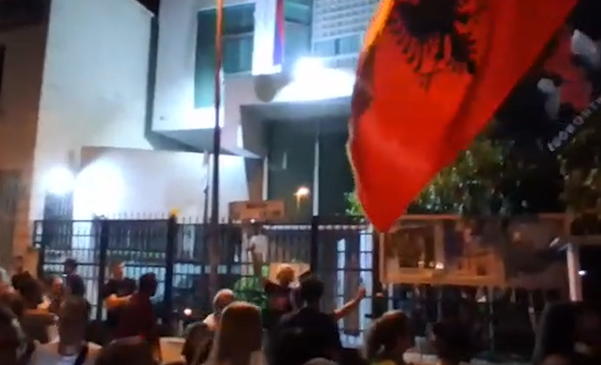 “Zelensky, Zelensky, f*ck you,” protestuesit thirrje para&hellip;