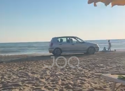 Makina kalon mes pushuesve në plazhin e&hellip;