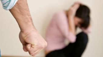 Dy persona i futen në banesë 23-vjeçares&hellip;