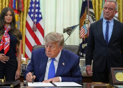 Trump nënshkruan urdhërin për reduktimin e vaksinave&hellip;