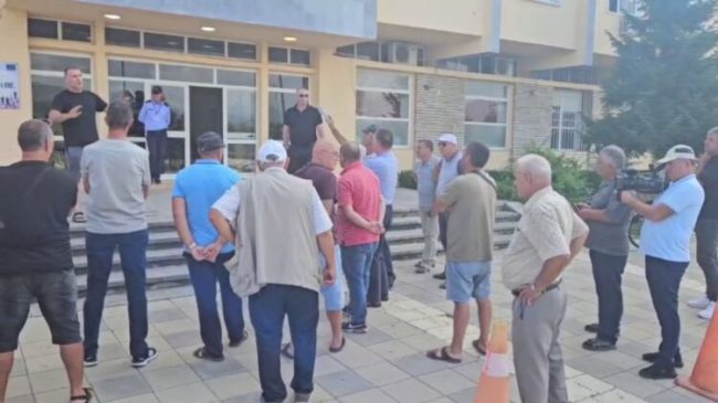 Fermerët protestojnë para Bashkisë Kukës për mungesën&hellip;