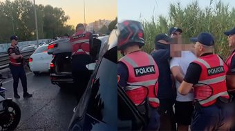 I rrethuar nga një tufë me policë,&hellip;