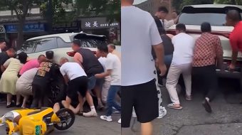 Vajza përfundon nën mjet, dhjetëra kalimtarë i&hellip;