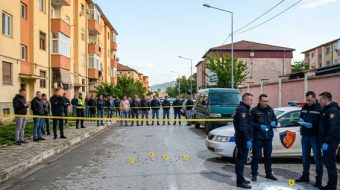 Qëllohet me kallashnikov një person në Korçë