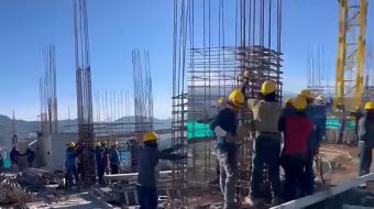 ”O Zoti im”, punëtorët shkunden majë pallatit&hellip;