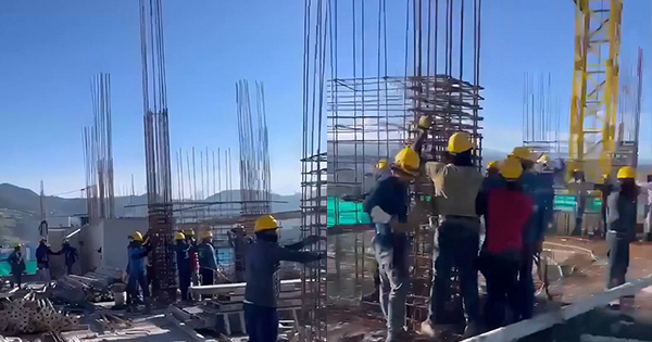 ”O Zoti im”, punëtorët shkunden majë pallatit&hellip;