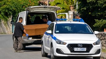 Greqi: Mbajti trupin e babait për 5&hellip;