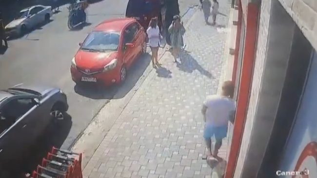 Një burrë dhe dy gra marrin portofolin&hellip;