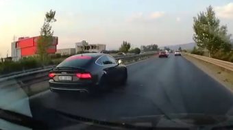 Çmendet shoferi i Audi-t, manovra të rrezikshme&hellip;