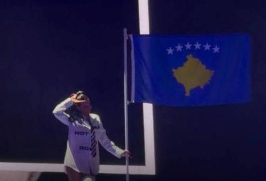 Katy Perry lartëson flamurin e Kosovës