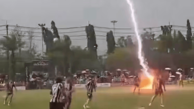 Tragjedi në fushën e futbollit, rrufeja vret&hellip;