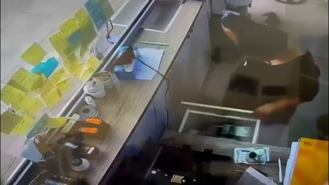Pas një dite pune, punonjësja grabit exchange-in&hellip;