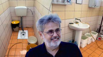 Velipoja në sezon turistik, por tualetet publike&hellip;