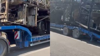 U shkrumbua nga flakët, autobusit i mbeten&hellip;