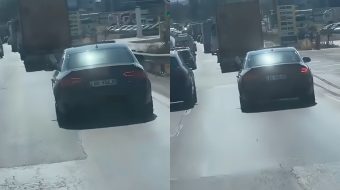“Ajrosje” në autostradë: Shoferi nxjerr këmbën jashtë&hellip;