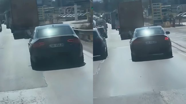 “Ajrosje” në autostradë: Shoferi nxjerr këmbën jashtë&hellip;