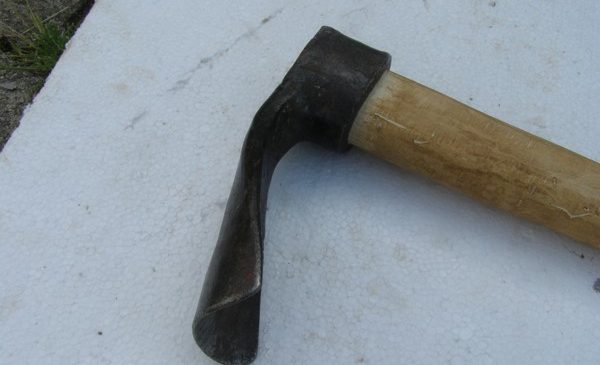 Gruaja në Vlorë dhunohet me sqepar