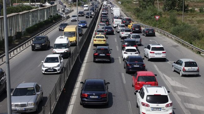 Bllokohet përkohësisht qarkullimi në autostradën Tiranë-Durrës