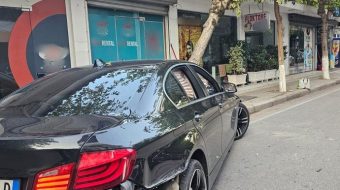 Shoferi në Sarandë përplaset me kazanët dhe&hellip;