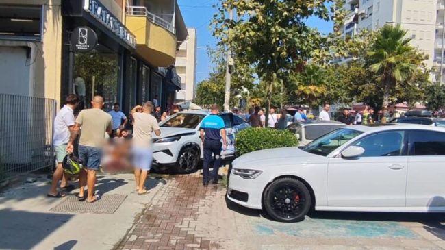 Taksia përplas këmbësorin te vijat e bardha&hellip;