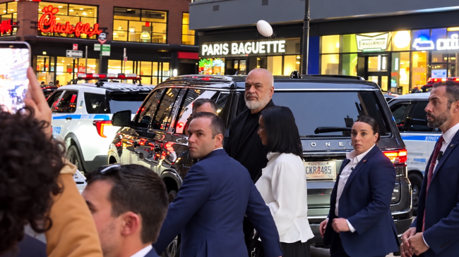 U godit me vezë në New York,&hellip;