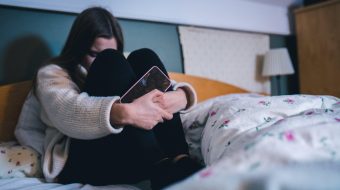 Mësuesi 60-vjeçar ngacmon seksualisht me mesazhe nxënësen&hellip;