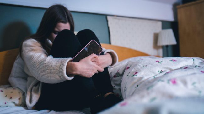Mësuesi 60-vjeçar ngacmon seksualisht me mesazhe nxënësen&hellip;