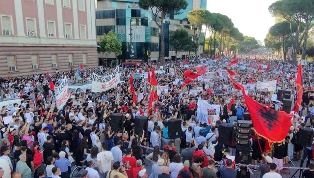 Diaspora zbret sërish në shesh, paralajmërohet revoltë&hellip;