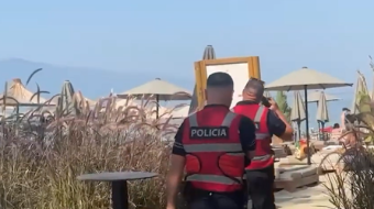 Sherr në një beach bar në Lungomare