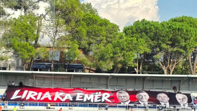 Banderola në mbështetje të ish-krerëve të UÇK&hellip;