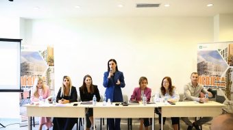Drejtoresha Lindita Kërtusha pezullon mësimin për mbledhjet&hellip;