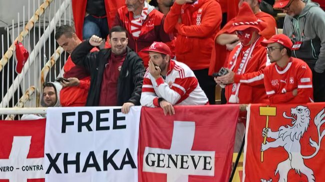 Tifozët zviceranë brohorasin emrin e kapitenit në&hellip;