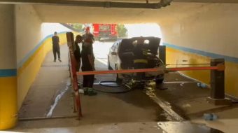 Përfshihet nga flakët makina në një parkim&hellip;