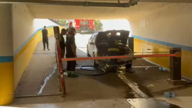 Përfshihet nga flakët makina në një parkim&hellip;