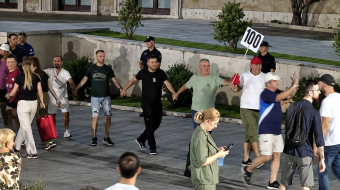 Dita e 100-të e protestës, qytetarët rrethojnë&hellip;