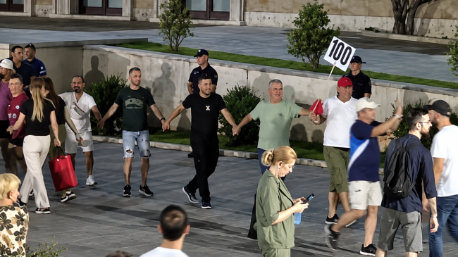 Dita e 100-të e protestës, qytetarët rrethojnë&hellip;
