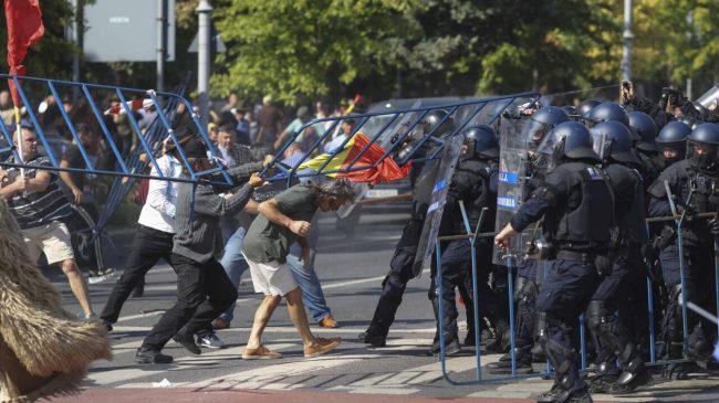 Protestë e dhunshme në Rumani, fermerët përleshen&hellip;