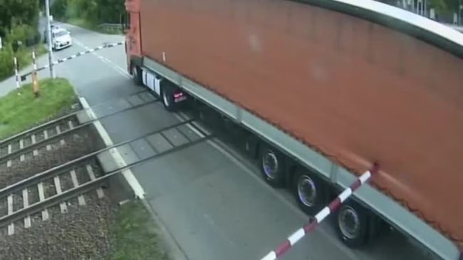 Kamioni ngeci në shina, treni vjen me&hellip;
