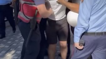 Polici grushton në bark protestuesin, shoqërohen me&hellip;