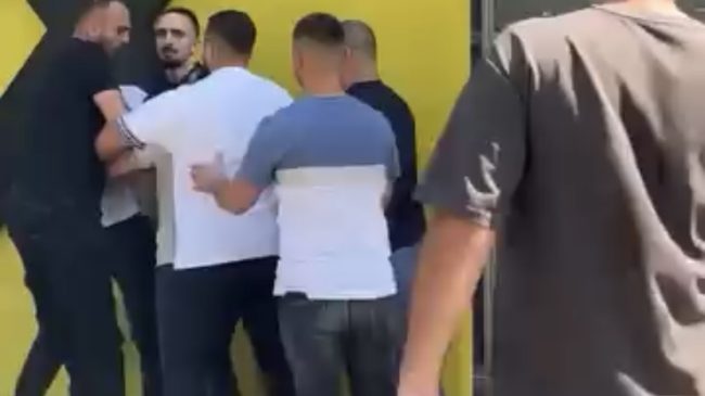 “Spiunat civilë po shoqërojnë njerëzit në trotuare,&hellip;